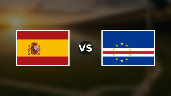 Banderas de España y Cabo Verde enfrentadas sobre un campo de fútbol difuminado, pronóstico del Mundial 2026