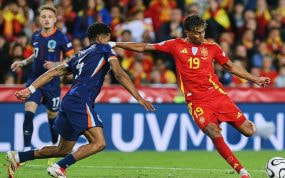 Lamine Yamal, el jugador más valioso de España, conduce el balón ante Países Bajos con la selección española