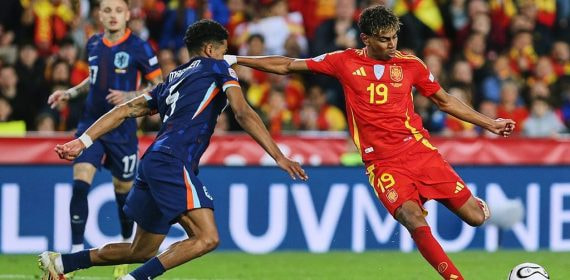 Lamine Yamal, el jugador más valioso de España, conduce el balón ante Países Bajos con la selección española