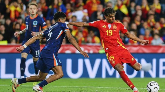Lamine Yamal, el jugador más valioso de España, conduce el balón ante Países Bajos con la selección española