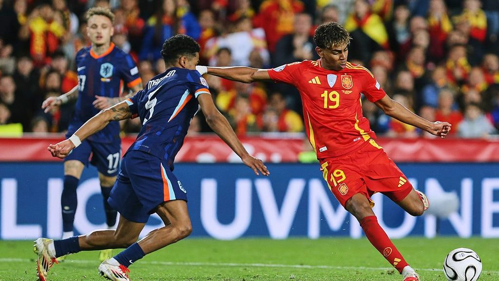 Lamine Yamal, el jugador más valioso de España, conduce el balón ante Países Bajos con la selección española