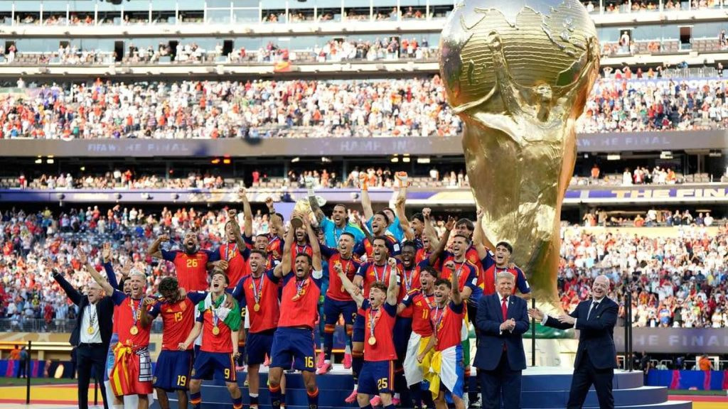 La selección española levanta el trofeo de la Copa del Mundo 2026 en el MetLife Stadium ante la presencia de Donald Trump y Gianni Infantino.