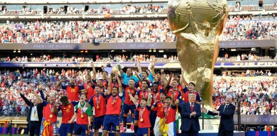 La selección española levanta el trofeo de la Copa del Mundo 2026 en el MetLife Stadium ante la presencia de Donald Trump y Gianni Infantino.