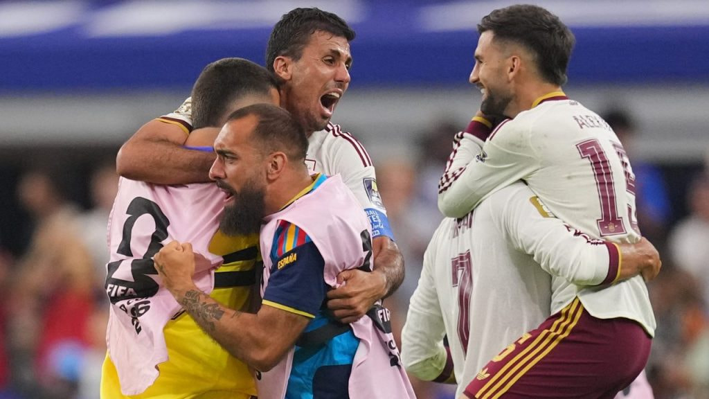 Rodri, Borja Iglesias, Joan García, Baena y Ferran Torres se abrazan tras el pase de España a la final del Mundial 2026.