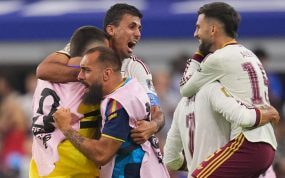 Rodri, Borja Iglesias, Joan García, Baena y Ferran Torres se abrazan tras el pase de España a la final del Mundial 2026.