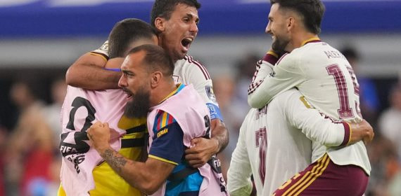 Rodri, Borja Iglesias, Joan García, Baena y Ferran Torres se abrazan tras el pase de España a la final del Mundial 2026.