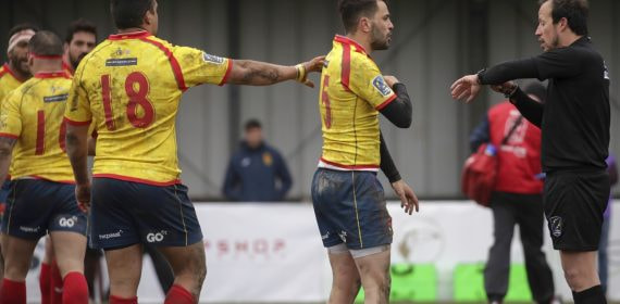 Charlie Malié, jugador de la selección española de rugby, protesta al árbitro durante un partido ante Rumanía disputado en marzo de 2018.