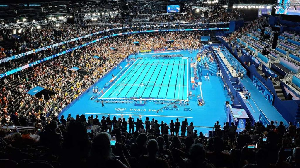 La grada del Centro Acuático Olímpico de París durante la final femenina de waterpolo de los Juegos de 2024
