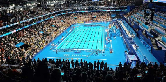 La grada del Centro Acuático Olímpico de París durante la final femenina de waterpolo de los Juegos de 2024