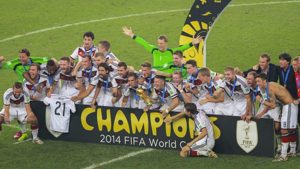 Una selección levanta la Copa del Mundo, símbolo de los favoritos al título en 2026
