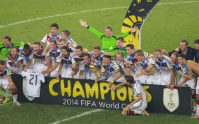 Una selección levanta la Copa del Mundo, símbolo de los favoritos al título en 2026