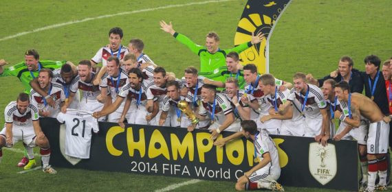 Una selección levanta la Copa del Mundo, símbolo de los favoritos al título en 2026