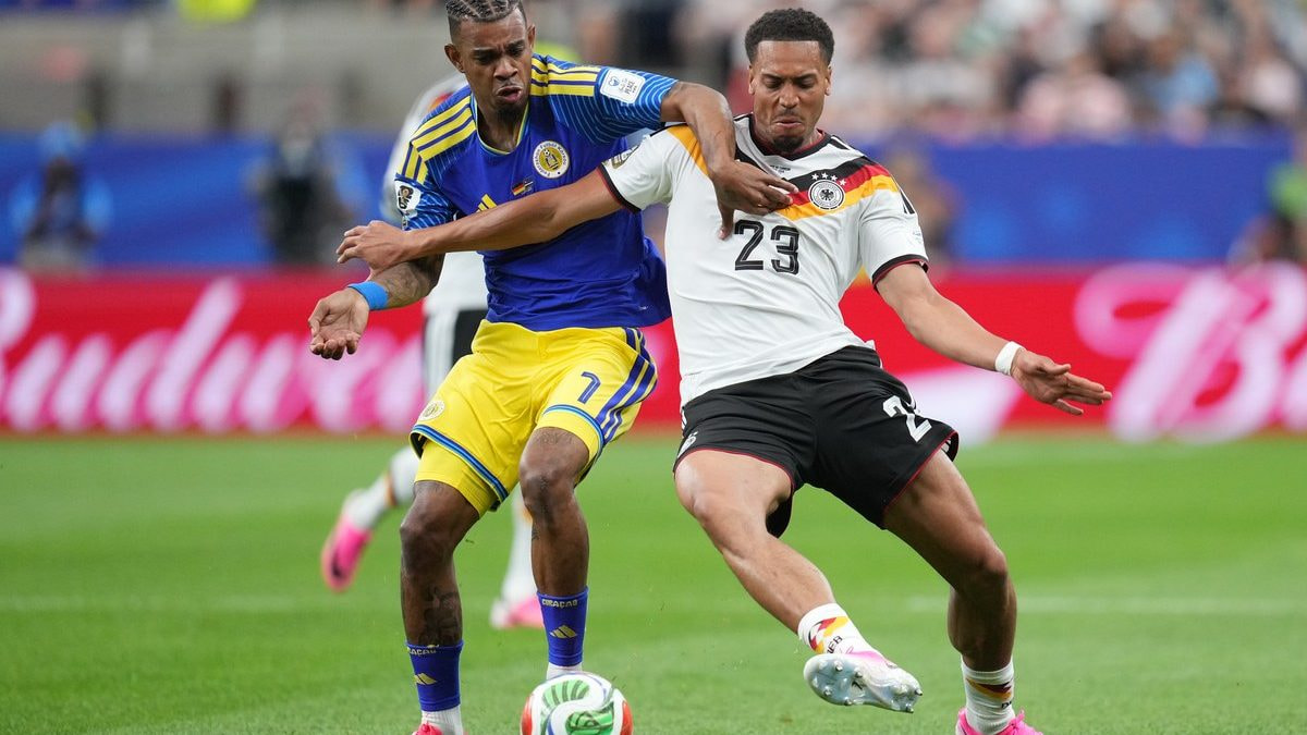 Felix Nmecha, de Alemania, disputa un balón frente a Juninho Bacuna, de Curazao.