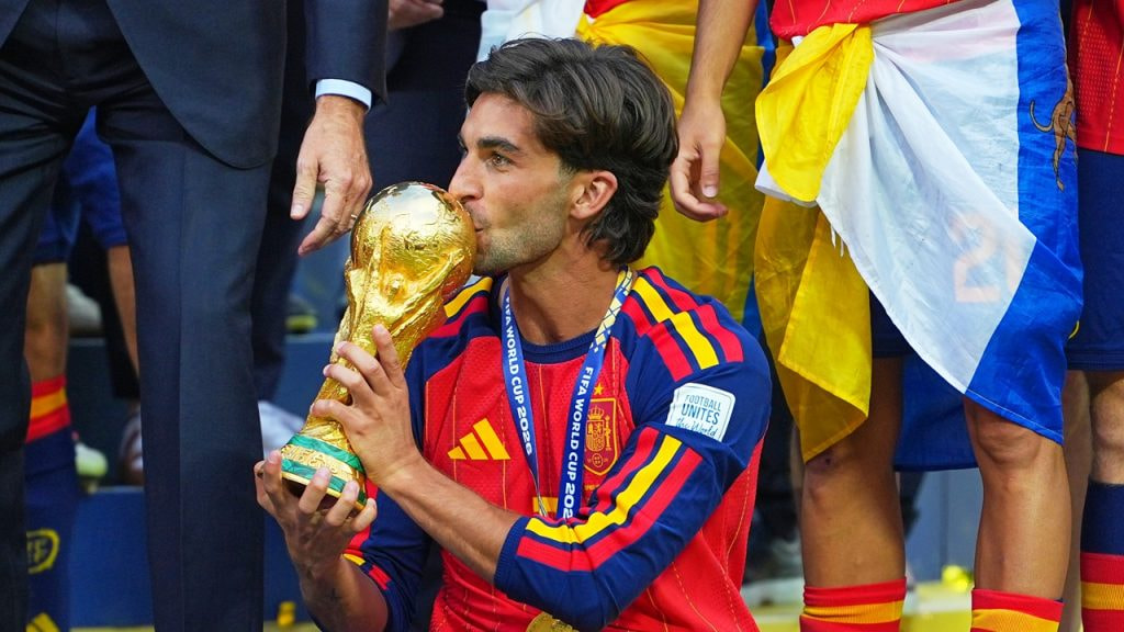Ferran Torres besa la Copa del Mundo conquistada por España gracias a su gol en la prórroga.