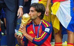 Ferran Torres besa la Copa del Mundo conquistada por España gracias a su gol en la prórroga.