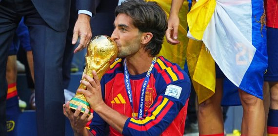 Ferran Torres besa la Copa del Mundo conquistada por España gracias a su gol en la prórroga.