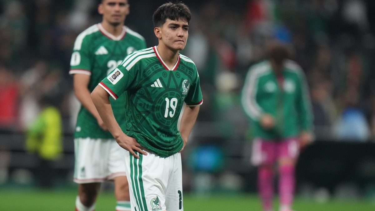 Gilberto Mora se lamenta de la eliminación de su selección, México, frente a Inglaterra.
