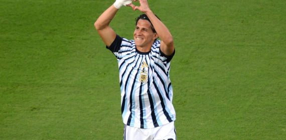 Giuliano Simeone saluda hacia la grada antes de un partido de Argentina en el Mundial 2026.
