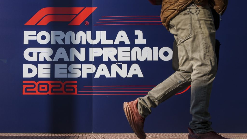 Una persona camina por delante del logo de la Fórmula 1 en IFEMA (Madrid) junto a la inscripción Gran Premio de España 2026.