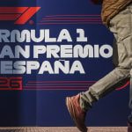 Una persona camina por delante del logo de la Fórmula 1 en IFEMA (Madrid) junto a la inscripción Gran Premio de España 2026.