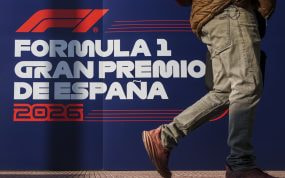 Una persona camina por delante del logo de la Fórmula 1 en IFEMA (Madrid) junto a la inscripción Gran Premio de España 2026.