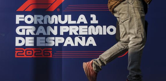Una persona camina por delante del logo de la Fórmula 1 en IFEMA (Madrid) junto a la inscripción Gran Premio de España 2026.
