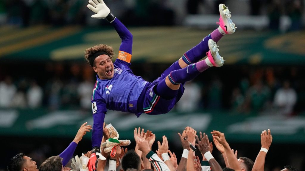 Guillermo Ochoa, manteado por sus compañeros en la selección de México tras disputar un partido en el Mundial 2026.