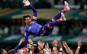 Guillermo Ochoa, manteado por sus compañeros en la selección de México tras disputar un partido en el Mundial 2026.