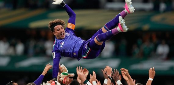 Guillermo Ochoa, manteado por sus compañeros en la selección de México tras disputar un partido en el Mundial 2026.