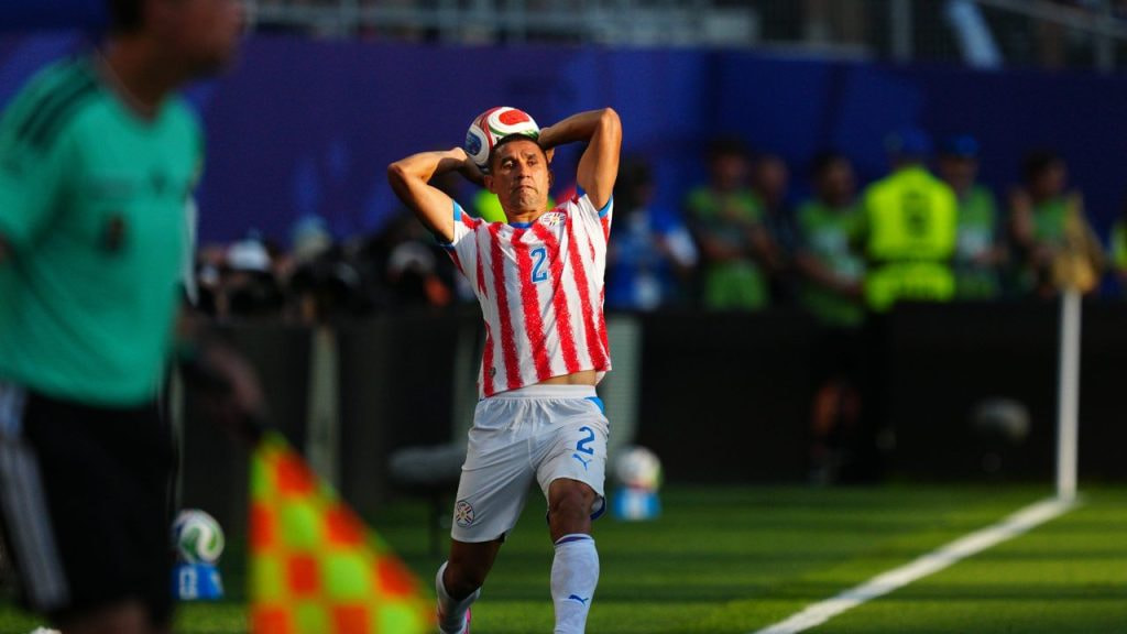 El futbolista paraguayo Gustavo Velazquez saca de banda en el partido de octavos de final del Mundial 2026 ante Francia.