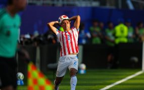 El futbolista paraguayo Gustavo Velazquez saca de banda en el partido de octavos de final del Mundial 2026 ante Francia.