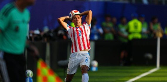 El futbolista paraguayo Gustavo Velazquez saca de banda en el partido de octavos de final del Mundial 2026 ante Francia.