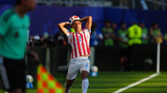El futbolista paraguayo Gustavo Velazquez saca de banda en el partido de octavos de final del Mundial 2026 ante Francia.