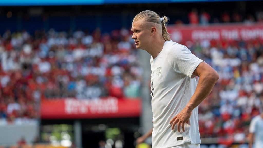 Erling Haaland, con la camiseta de Noruega, observa el juego durante el Marruecos-Noruega de junio de 2026