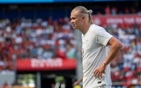 Erling Haaland, con la camiseta de Noruega, observa el juego durante el Marruecos-Noruega de junio de 2026