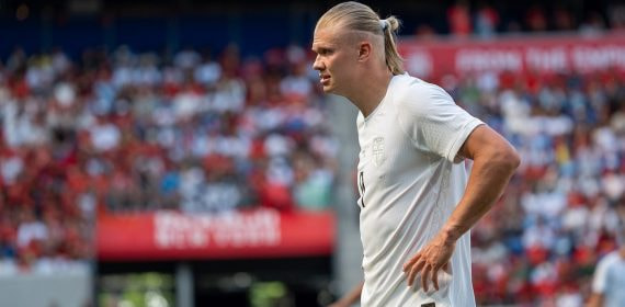 Erling Haaland, con la camiseta de Noruega, observa el juego durante el Marruecos-Noruega de junio de 2026
