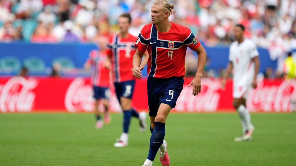 Erling Haaland corre a la carrera durante los cuartos de final del Mundial 2026 entre Noruega e Inglaterra