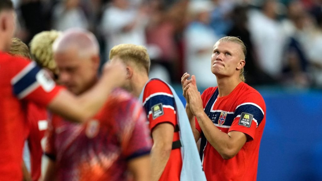 Erling Haaland, junto a sus compañeros, se lamenta de la derrota de Noruega ante Inglaterra en los cuartos de final del Mundial 2026.