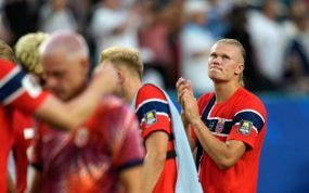 Erling Haaland, junto a sus compañeros, se lamenta de la derrota de Noruega ante Inglaterra en los cuartos de final del Mundial 2026.