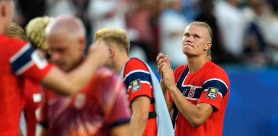 Erling Haaland, junto a sus compañeros, se lamenta de la derrota de Noruega ante Inglaterra en los cuartos de final del Mundial 2026.