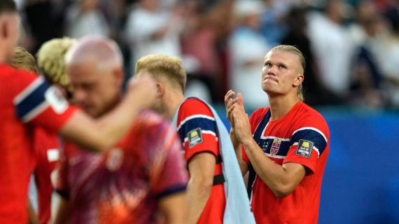 Erling Haaland, junto a sus compañeros, se lamenta de la derrota de Noruega ante Inglaterra en los cuartos de final del Mundial 2026.