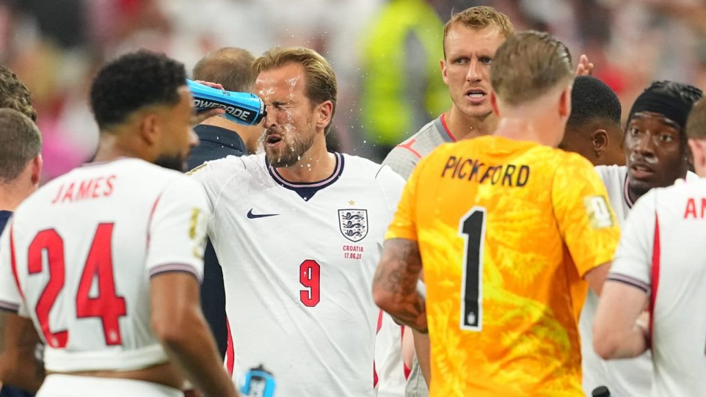 Harry Kane se refresca durante una pausa de hidratación en el partido entre Inglaterra y Croacia.