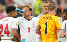 Harry Kane se refresca durante una pausa de hidratación en el partido entre Inglaterra y Croacia.