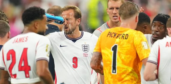 Harry Kane se refresca durante una pausa de hidratación en el partido entre Inglaterra y Croacia.