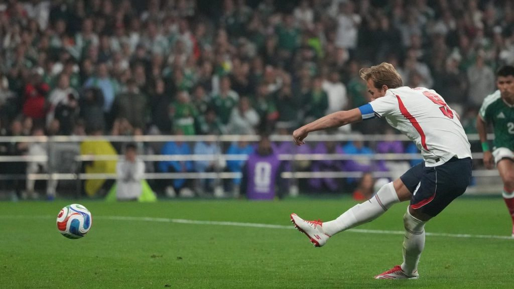 Harry Kane lanza un penalti en el partido entre México e Inglaterra de los octavos de final del Mundial 2026.