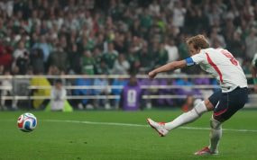 Harry Kane lanza un penalti en el partido entre México e Inglaterra de los octavos de final del Mundial 2026.