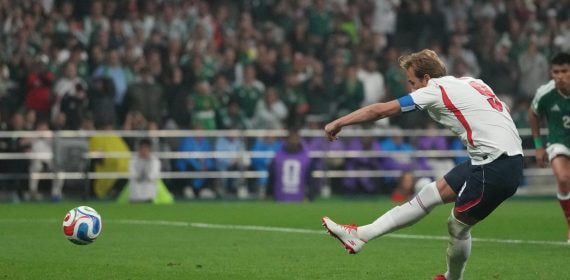 Harry Kane lanza un penalti en el partido entre México e Inglaterra de los octavos de final del Mundial 2026.