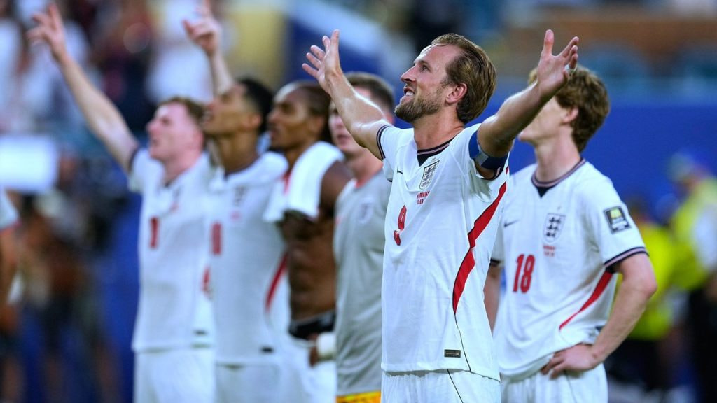 Harry Kane, en primer plano, celebra junto a varios de sus compañeros el pase de Inglaterra a las semifinales del Mundial 2026.
