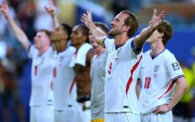 Harry Kane, en primer plano, celebra junto a varios de sus compañeros el pase de Inglaterra a las semifinales del Mundial 2026.