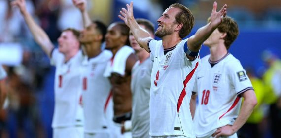 Harry Kane, en primer plano, celebra junto a varios de sus compañeros el pase de Inglaterra a las semifinales del Mundial 2026.